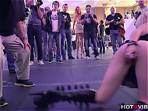 blond plays with her fuckbox and splatters in public